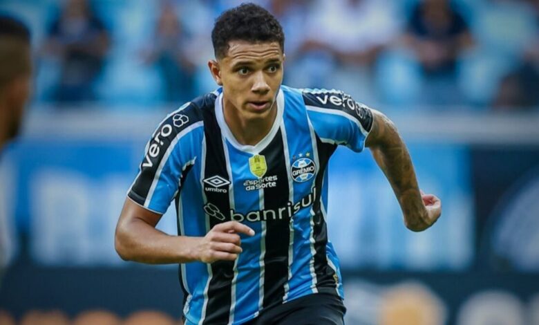 Zagueiro Viery no jogo do Grêmio Gre-Nal
