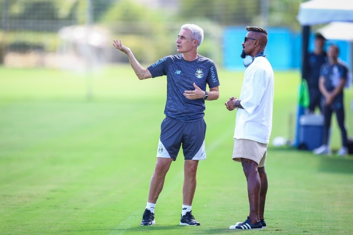 Zé Roberto visita o Grêmio, reencontra amigos e conversa com Luís Castro