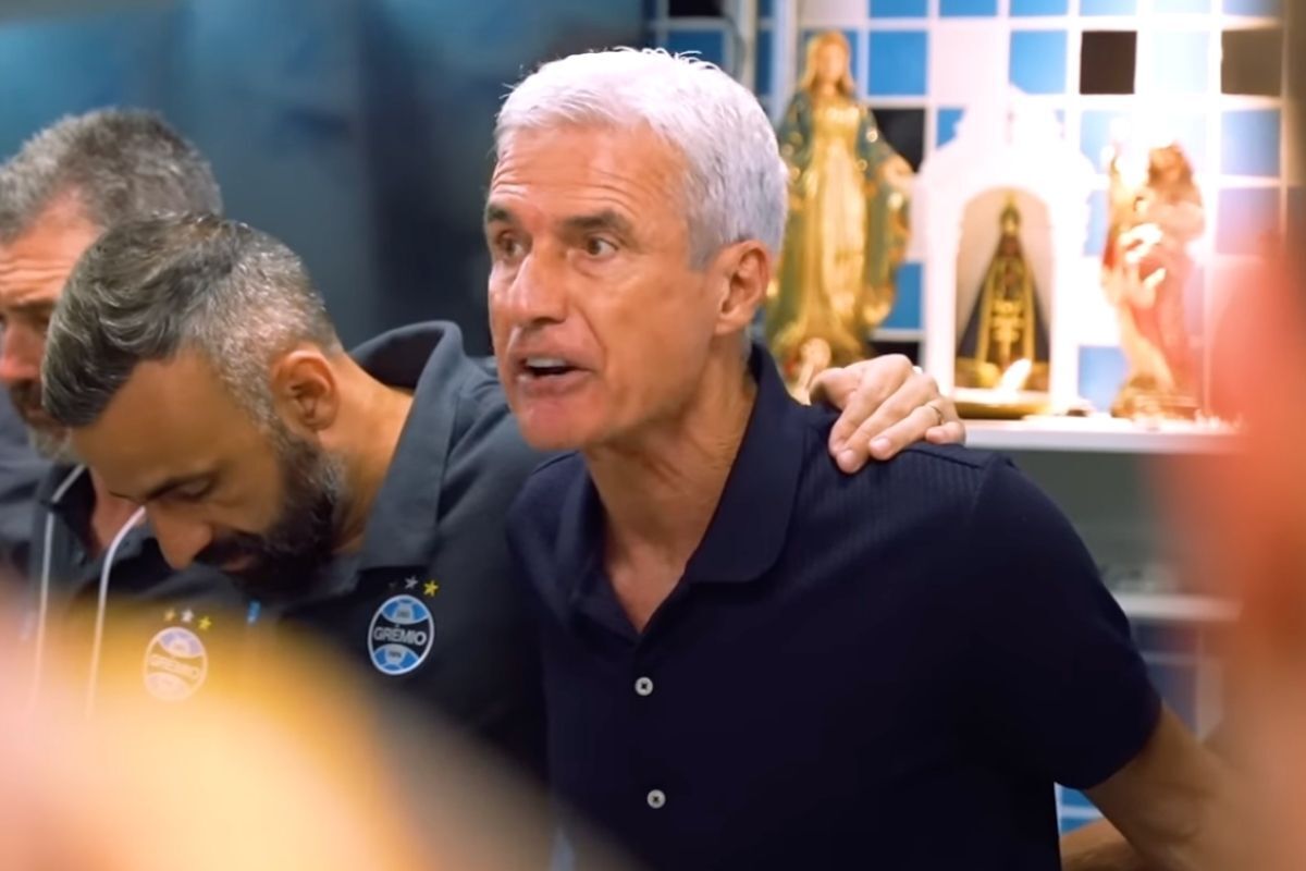Confira o discurso de Luís Castro no vestiário após vitória do Grêmio na Sul-Americana