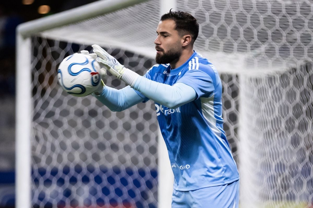 Goleiro do Cruzeiro responde às críticas antes de enfrentar o Grêmio