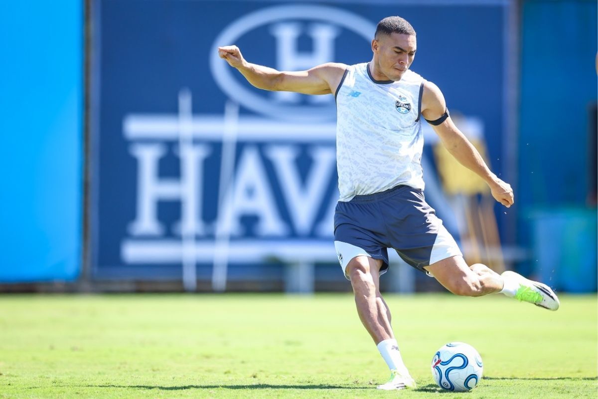 Grêmio avança para renovar com Carlos Vinicius e define novo contrato; veja os detalhes