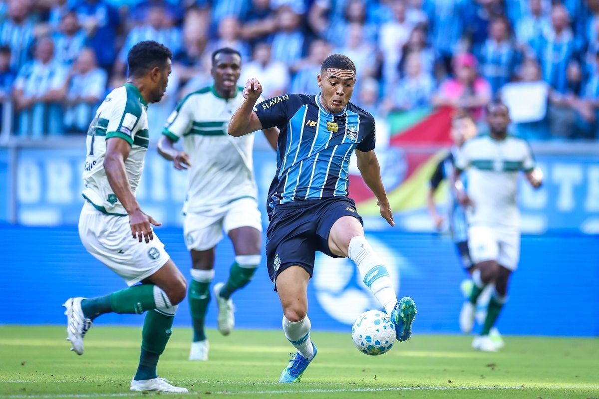 Carlos Vinicius, atacante do Grêmio em duelo contra o Coritiba 