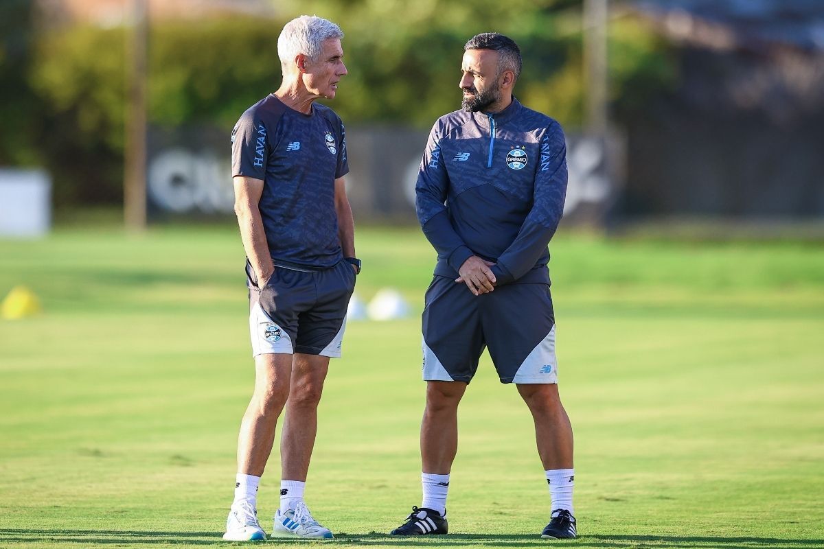 Grêmio volta aos treinos e Luís Castro ganha dúvida para jogo contra o Riestra