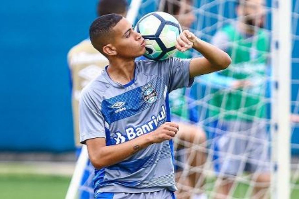 Meia do Confiança e ex-Grêmio revela detalhes sobre passagem: “Não estava preparado” - Portal do Gremista