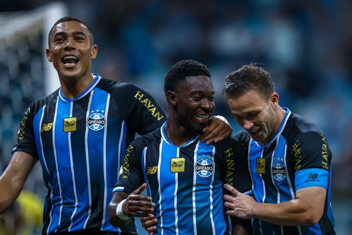Carlos Vinícius, Amuzu, ataque Grêmio