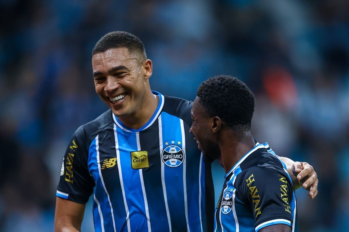 Carlos Vinícius, Amuzu, ataque Grêmio
