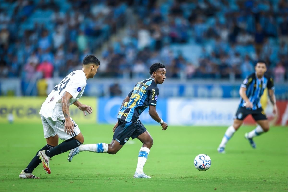Com um a menos, Grêmio volta a vencer e melhora desempenho na Sul-Americana