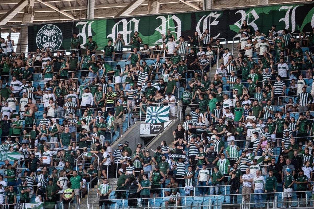 Torcida do Inter se envolve em furto a caravana do Coritiba após jogo