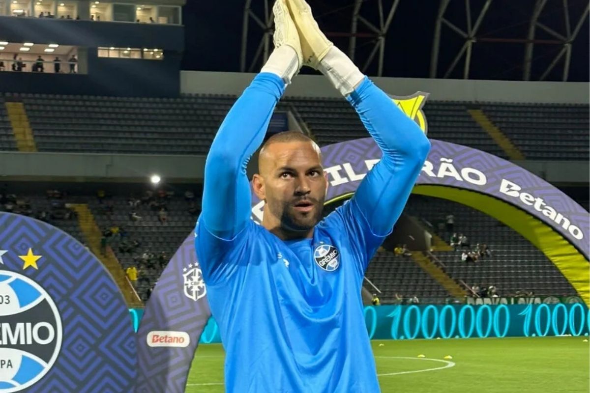 Torcida do Palmeiras surpreende e aplaude Weverton antes de encarar o Grêmio