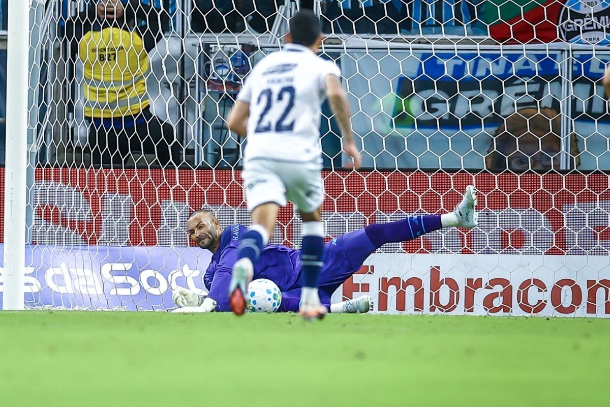 Weverton decide em lances difíceis e se firma como destaque do Grêmio