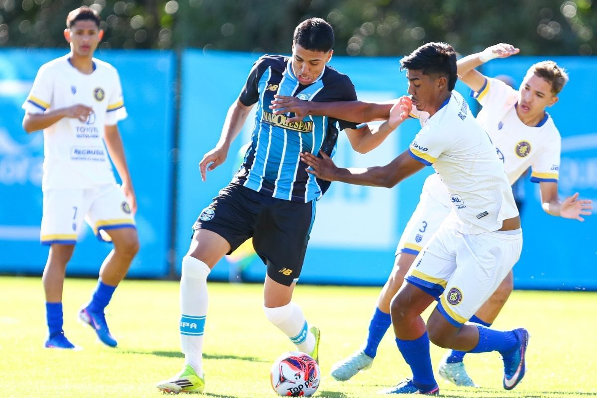 Jogo da base vira cenas lamentáveis e jogador do Grêmio leva voadora no rosto - Portal do Gremista