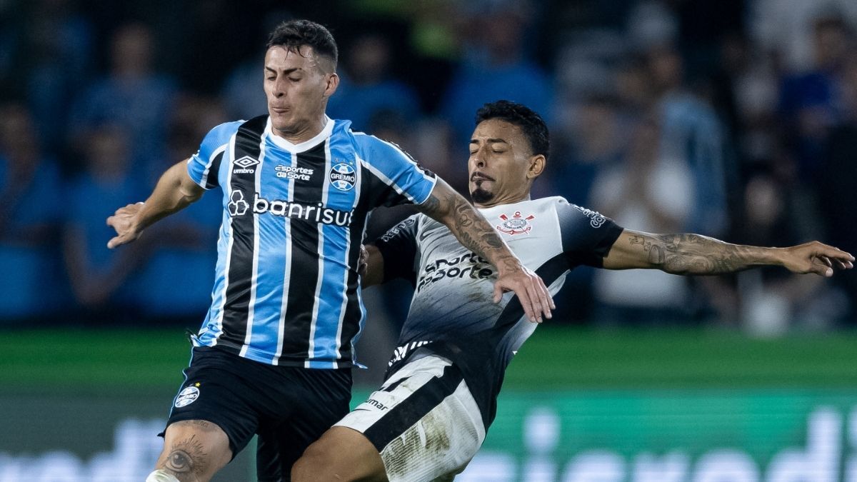 Pavon e jogador do Corinthians em disputa de bola 