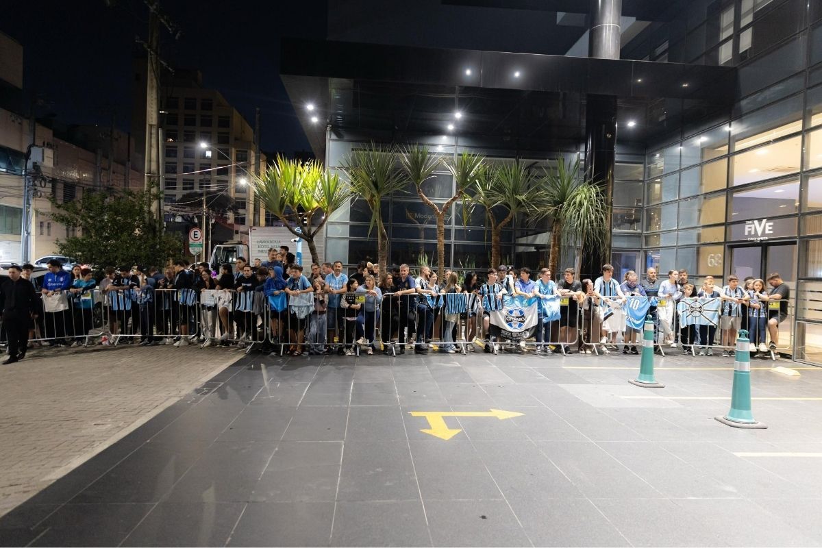 Grêmio, torcida Grêmio, chegada Grêmio Curitiba, elenco Grêmio, escalação Grêmio, Brasileirão, Luís Castro