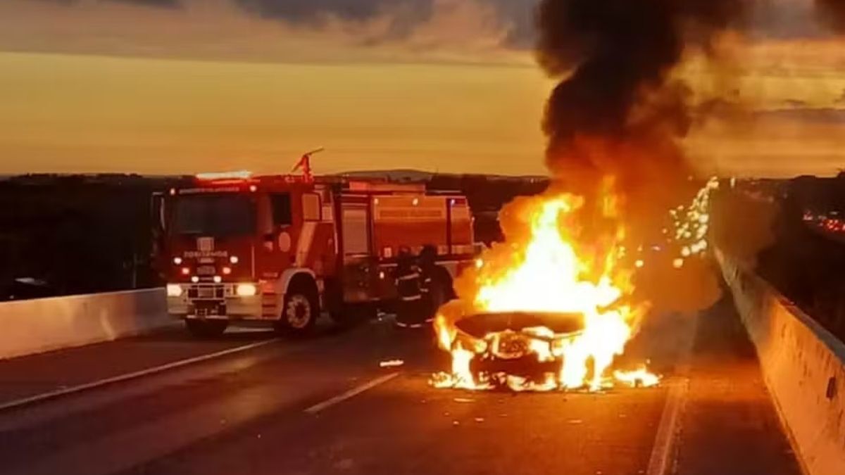Zagueiro da base do Grêmio colide veículo na BR-290 e carro pega fogo - Portal do Gremista