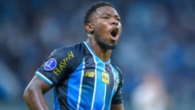 Por que a renovação de Amuzu com o Grêmio está difícil? - Amuzu Grêmio Grêmio encontra dificuldade para renovar com Amuzu, que pediu valorização salarial e recebeu interesse do Al-Khaleej. Jovane Cabral entra no planejamento.