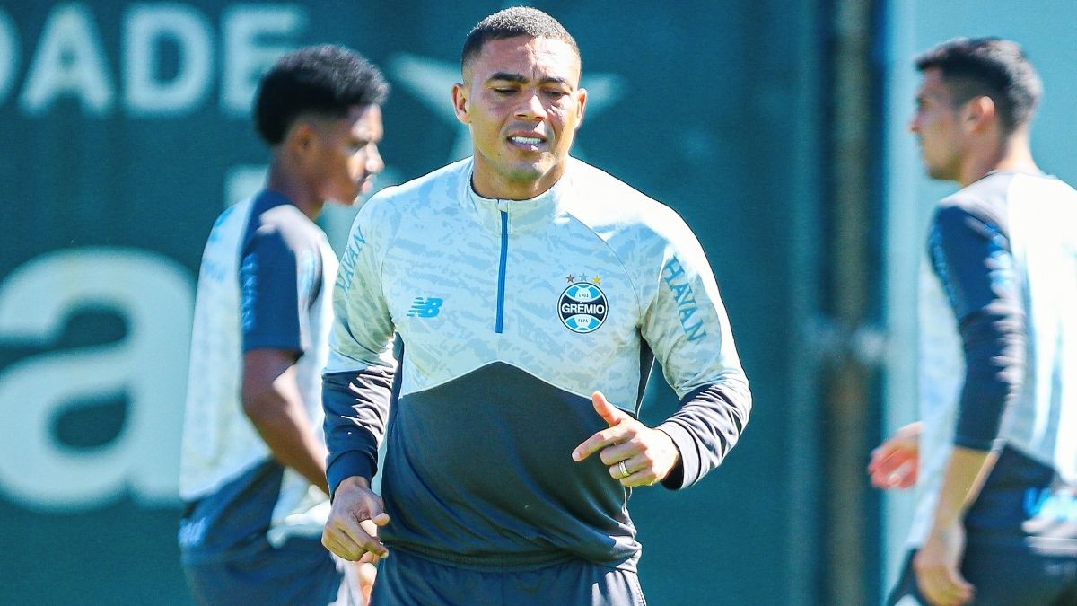 Carlos Vinícius recebe oferta de R$ 2,6 milhões por mês e toma decisão no Grêmio - Carlos Vinícius Carlos Vinícius voltou a comentar a renovação com o Grêmio, reforçou o desejo de permanecer no clube e afirmou que a definição deve acontecer em breve.