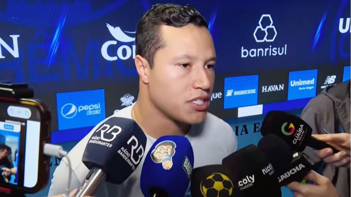 Marlon faz forte relato sobre recuperação e revela conversa no elenco do Grêmio - Marlon Grêmio Marlon revelou que ainda sente dores após a grave lesão, admitiu estar longe da melhor forma física e contou sobre uma conversa interna do elenco do Grêmio.