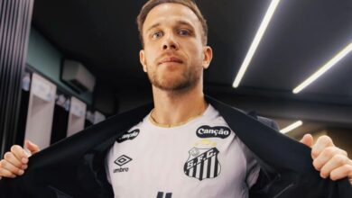 Arthur, ex-Grêmio, fecha com Santos e pode estrear justamente contra o Inter - Santos Arthur Santos anunciou Arthur até o fim de 2026. Ex-Grêmio receberá cerca de R$ 2 milhões por mês e pode estrear contra o Inter.