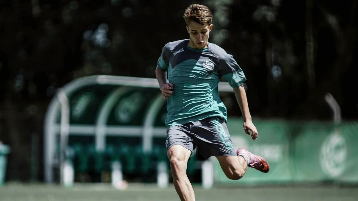 Grêmio mira atacante de 18 anos que já enfrentou o Tricolor no Brasileirão - Grêmio Grêmio avalia contratar João Scatolin, atacante de 18 anos do Juventude. Clubes já conversaram sobre possíveis modelos de negociação.