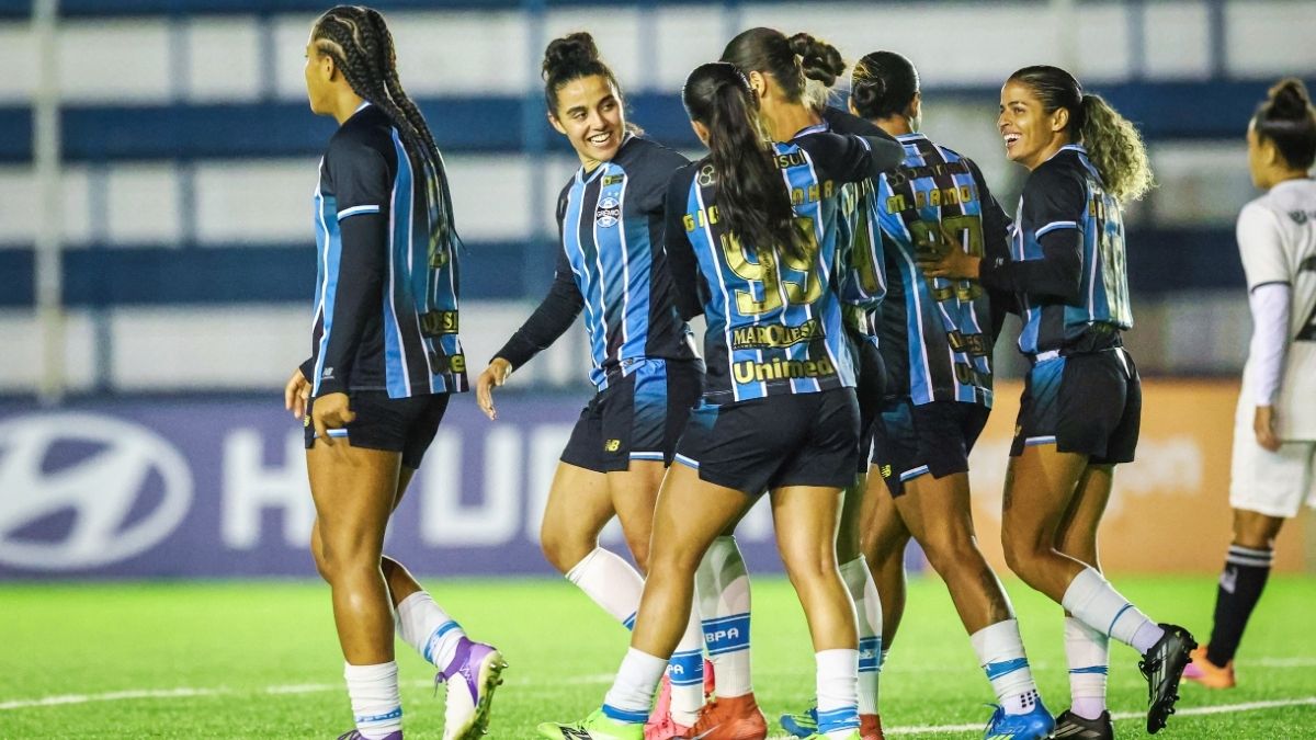 Grêmio muda completamente de cenário e garante vaga no mata-mata do Brasileirão - Grêmio Grêmio vence o Botafogo e garante classificação às quartas do Brasileirão Feminino. Mosqueteiras enfrentarão o São Paulo no mata-mata.