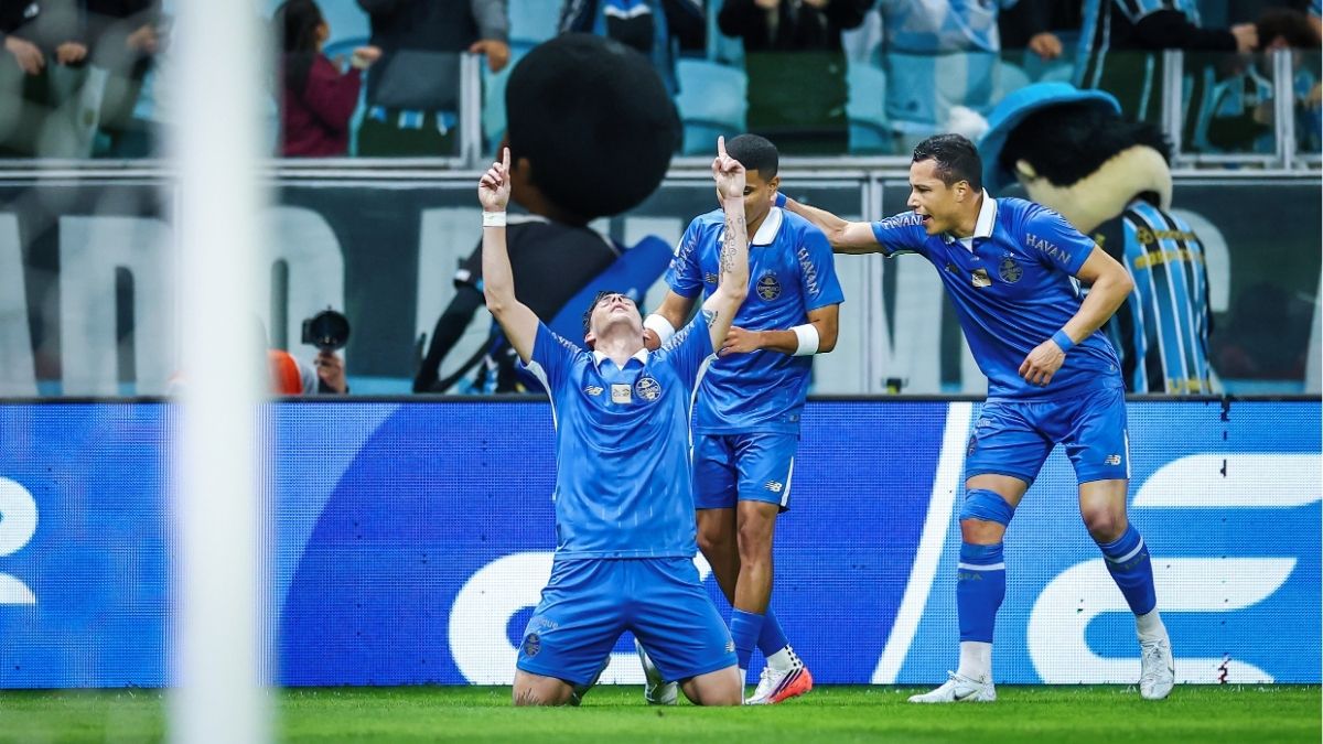 Grêmio leva susto, reage rápido e vira sobre a Chapecoense na Arena - Grêmio x Chapecoense Veja como foi Grêmio x Chapecoense neste domingo, na Arena, pela 25ª rodada do Brasileirão, com os principais lances e destaques da partida.