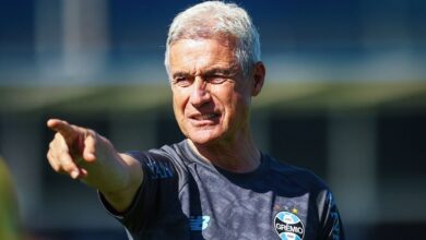 Luís Castro define relacionados do Grêmio para decisão contra o Mirassol; veja as novidades - Grêmio Luís Castro tem quatro dúvidas na escalação do Grêmio para o Gre-Nal 454. Veja as disputas e a provável equipe contra o Inter.