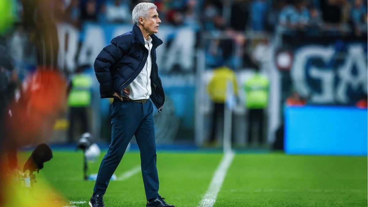 Luís Castro liga alerta com dois atacantes antes do Gre-Nal - Gre-nal Luís Castro demonstrou preocupação com Amuzu e Jovane Cabral antes do Gre-Nal decisivo pela Copa do Brasil. Atacantes serão avaliados.