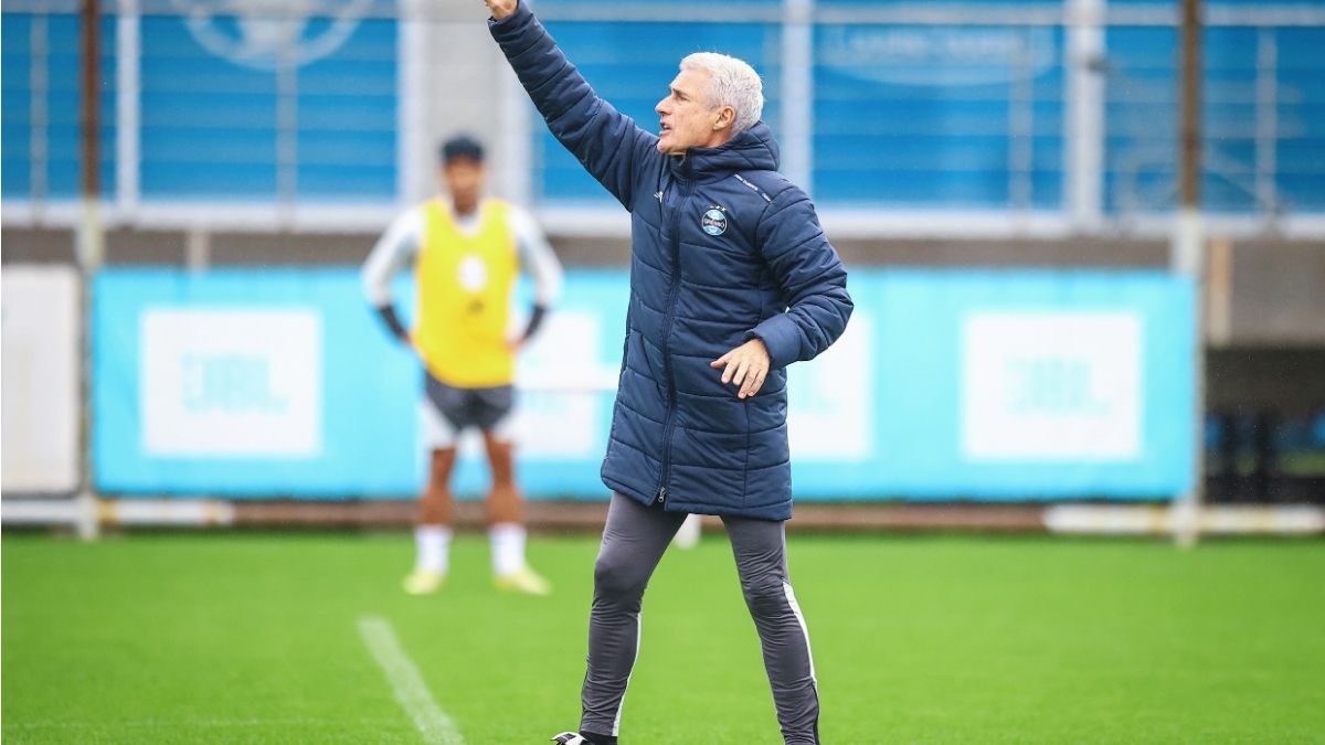 Luís Castro perde opção importante às vésperas do Gre-Nal - Gre-Nal Jovane Cabral não retornou aos treinos e deve desfalcar o Grêmio no Gre-Nal 454. Atacante enfrenta um problema físico na coxa.