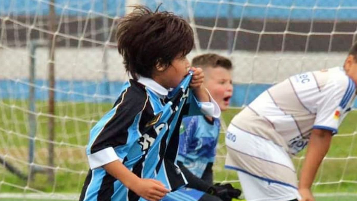 Um exemplo que simboliza o trabalho de formação do Grêmio com foco no desenvolvimento a longo prazo - Enzo Melo Grêmio Enzo Melo está no Grêmio desde o Sub-7 e representa uma filosofia de formação baseada na paciência, no desenvolvimento técnico e no respeito ao tempo de maturação dos atletas.