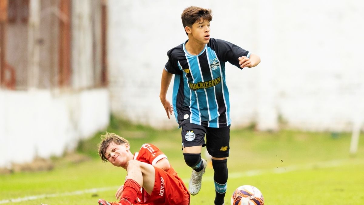 Um exemplo que simboliza o trabalho de formação do Grêmio com foco no desenvolvimento a longo prazo - Enzo Melo Grêmio Enzo Melo está no Grêmio desde o Sub-7 e representa uma filosofia de formação baseada na paciência, no desenvolvimento técnico e no respeito ao tempo de maturação dos atletas.