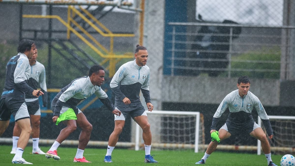 Grêmio encerrou treino antes do previsto nesta quinta após um raio cair nas proximidades do CT Luiz Carvalho. Luís Castro interrompeu atividade por segurança.
