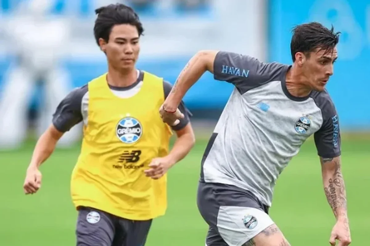 Japonês Tenshiro Takasaki participou de coletivo no Grêmio. Meia-atacante de 20 anos tem contrato até dezembro e pode permanecer no clube.