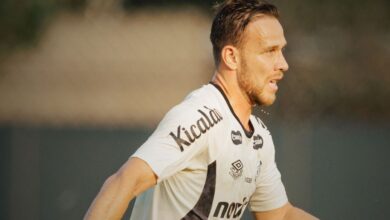 Arthur revelou que tentou permanecer no Grêmio antes de acertar com o Santos. Jogador contou detalhes das negociações durante sua apresentação.