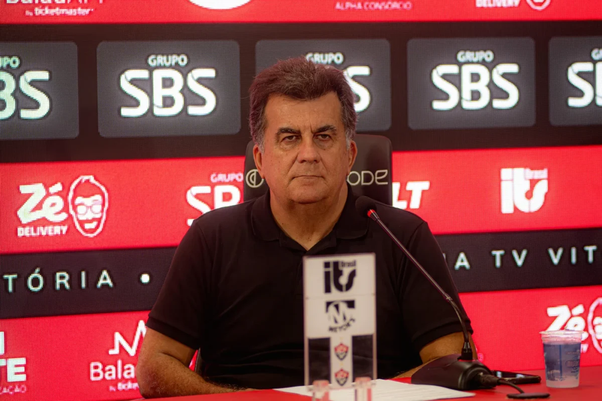 Vitória recebeu transfer ban de seis meses por dívida de R$ 580 mil dias após Fábio Mota chamar o Grêmio de “caloteiro”.
