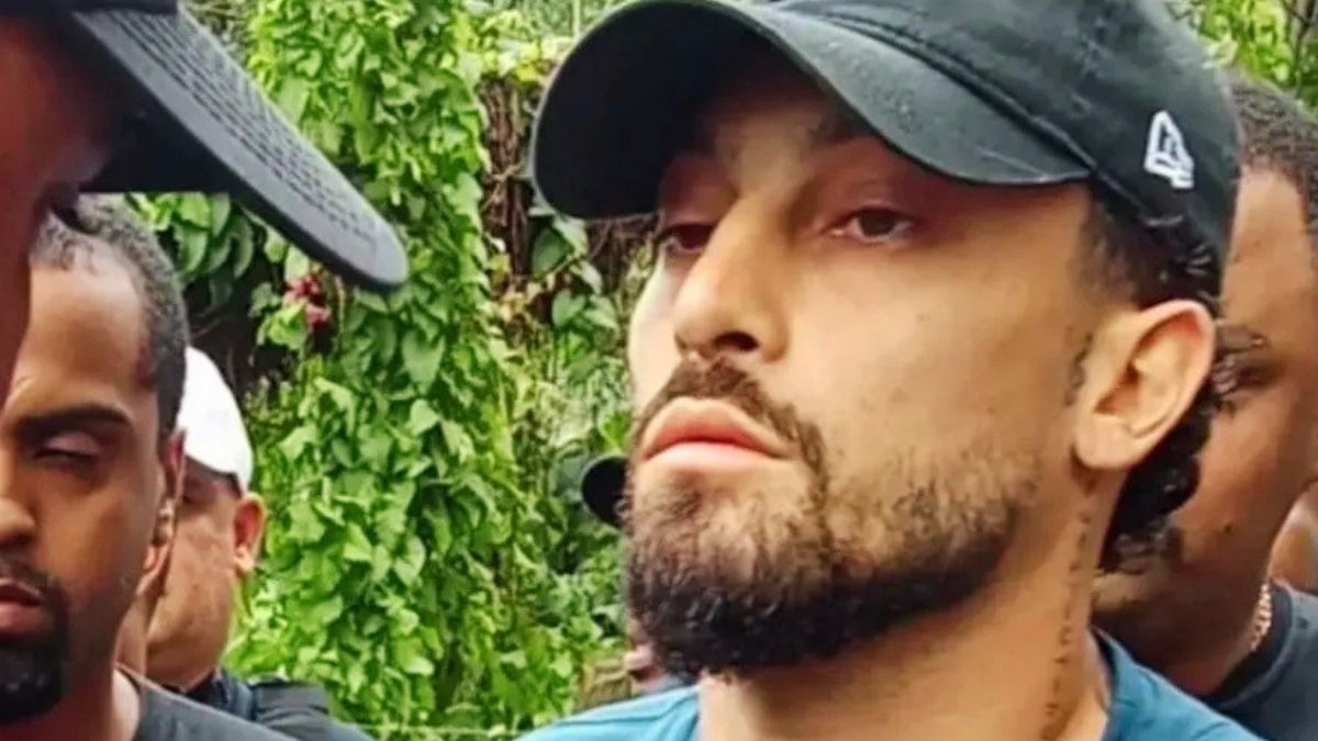 Ex-Grêmio, Alex Telles perde a paciência e rebate torcedor do Botafogo - Alex Telles Botafogo Ex-Grêmio, Alex Telles conversou com torcedores em protesto no Botafogo e rebateu uma cobrança sobre suposto salário de R$ 1,7 milhão.