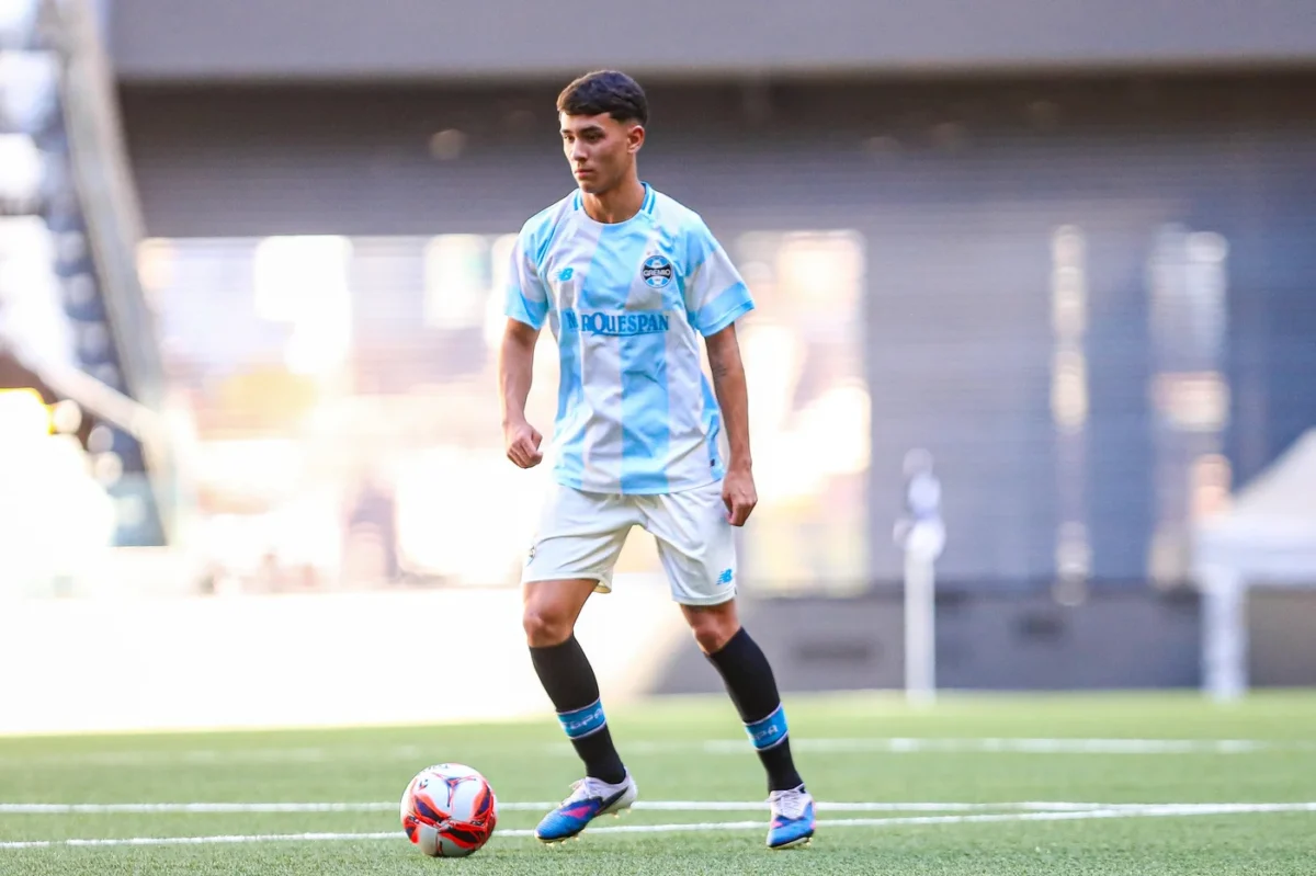 Luiz Fermino, de 17 anos, deixou a base do Inter e virou capitão do sub-17 do Grêmio. Jovem já tem sua evolução acompanhada por Renato.