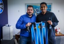 Grêmio promove zagueiro da base e renova contrato até 2029 - Gremio Grêmio promoveu o zagueiro Athos ao elenco profissional e renovou seu contrato até 2029. Defensor está no clube desde 2018.