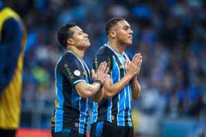 Grêmio encara marca incômoda e desafio duplo contra o Vitória; veja o time
