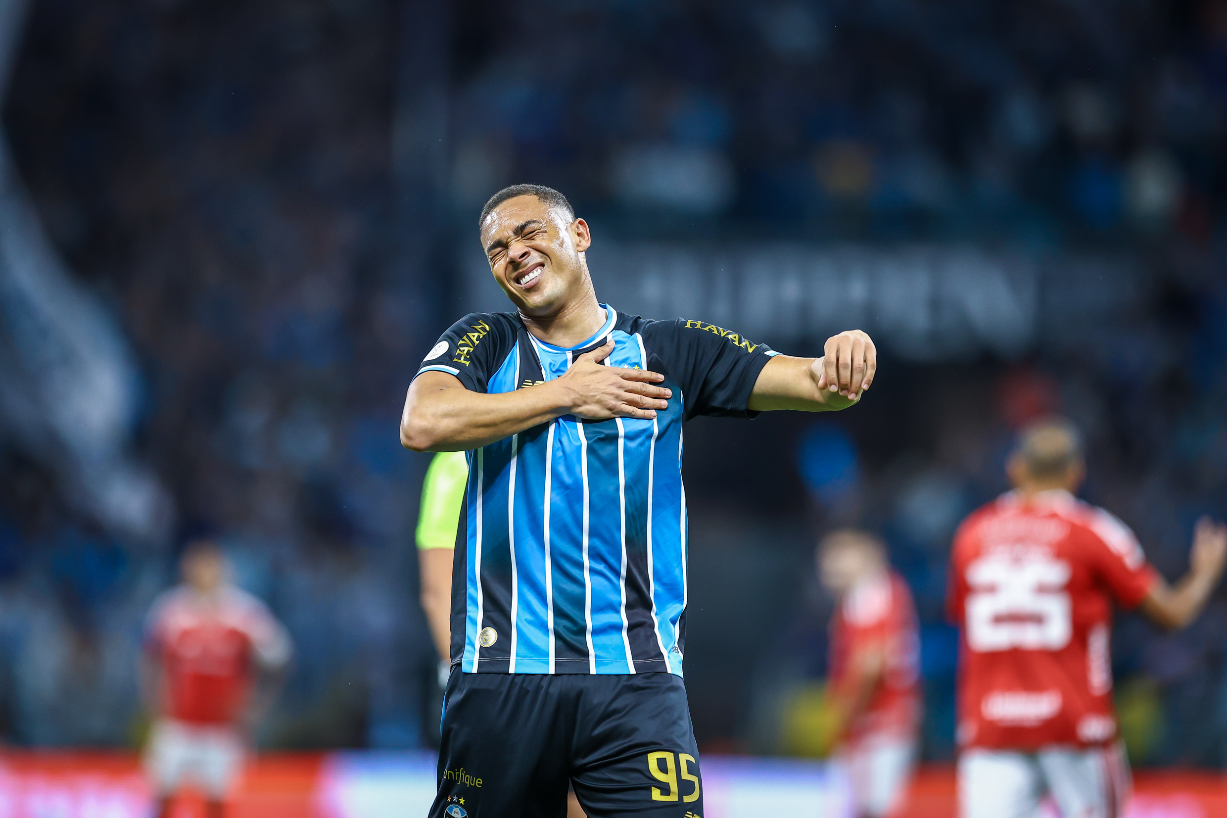 Carlos Vinícius quebra silêncio sobre renovação com o Grêmio após Gre-Nal - Carlos Vinicius Gremio Carlos Vinícius confirmou conversas para renovar com o Grêmio após marcar dois gols contra o Inter e ser decisivo no Gre-Nal 454.