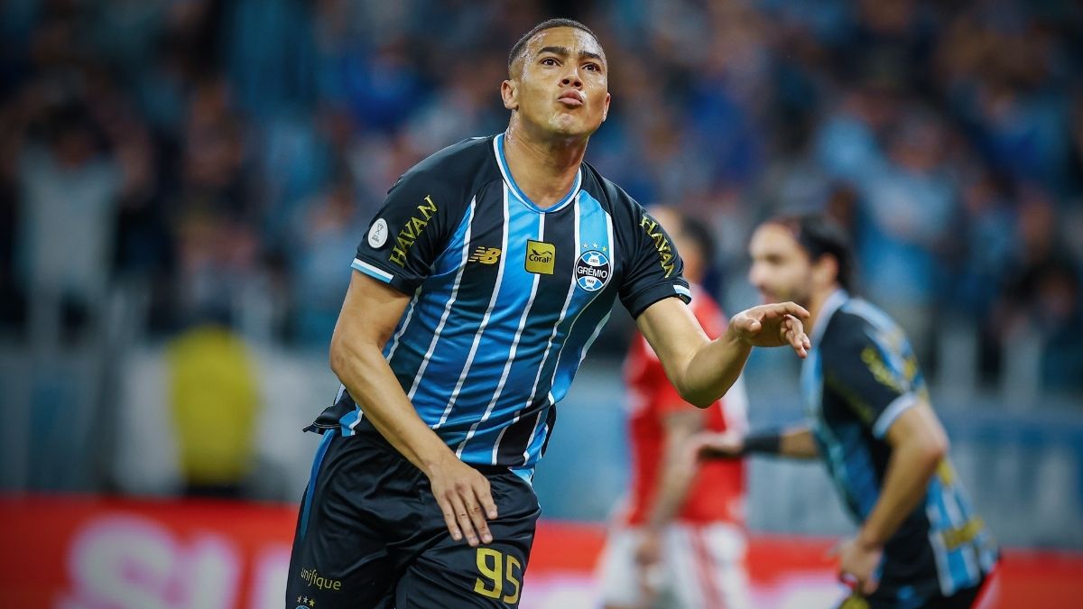 Grêmio solta sequência de provocações após eliminar o Inter; confira os memes - Grêmio x Inter Grêmio provocou o Inter nas redes sociais após vencer o Gre-Nal por 3 a 1. Clube publicou brincadeiras com morango, valsa e Krovinović.