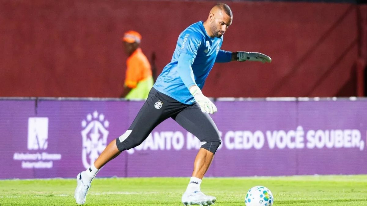 Weverton passa mal antes de jogo do Grêmio e preocupa comissão técnica - Weverton passa mal Weverton passa mal durante Vitoria x Grêmio