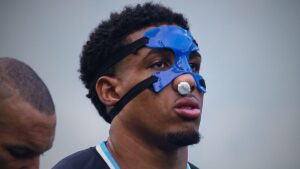 Grêmio recebe boa notícia sobre Wallace após cirurgia; veja previsão de retorno