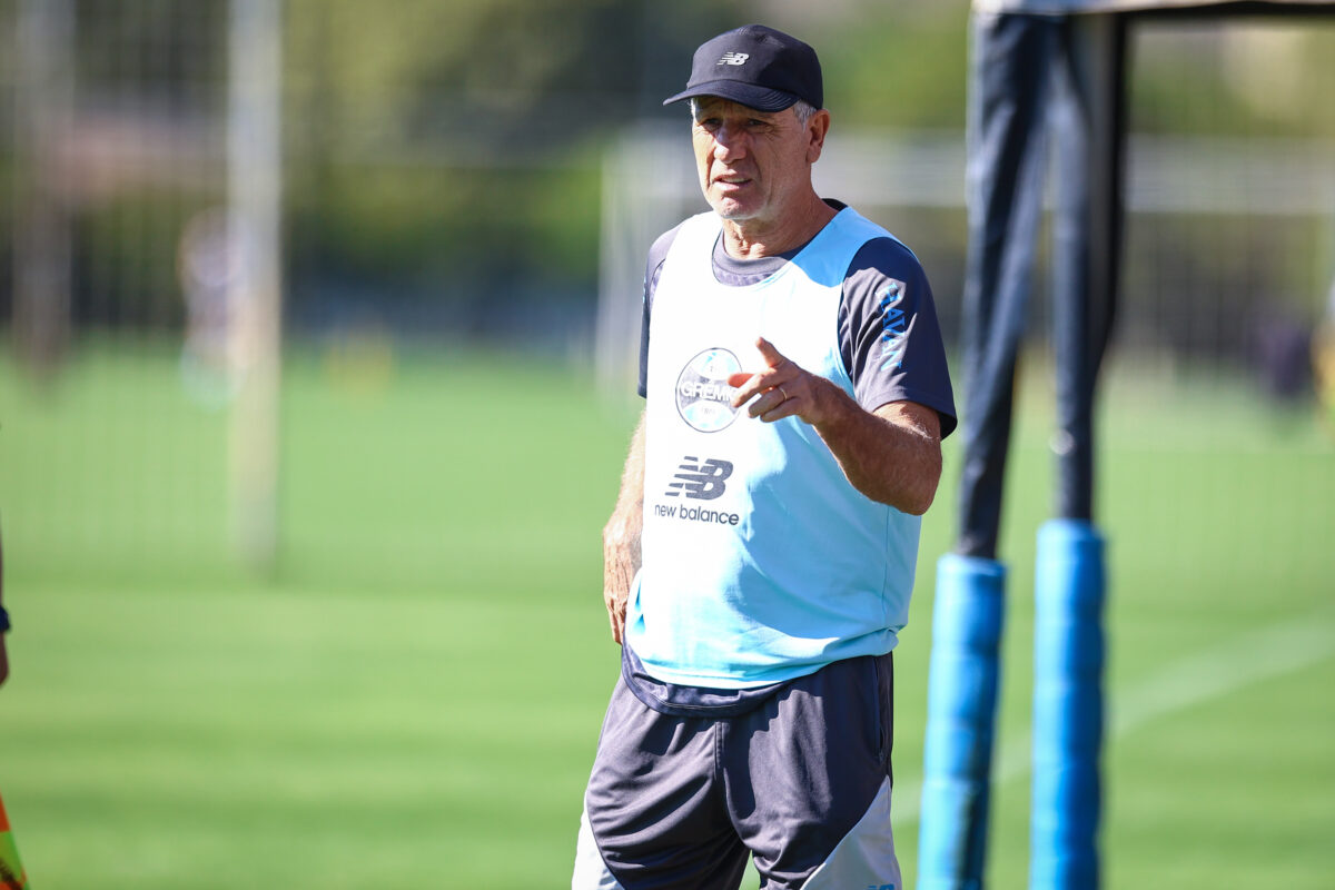 Grêmio testa Danilo Barbosa, Dodi e Nardoni no meio-campo, mas Villasanti retorna da seleção do Paraguai e pode mudar a escalação.