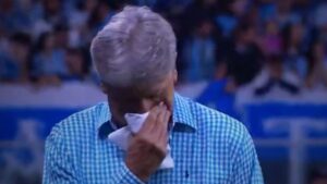 Renato esconde o rosto após chute de Amuzu e faz cobrança ao atacante do Grêmio